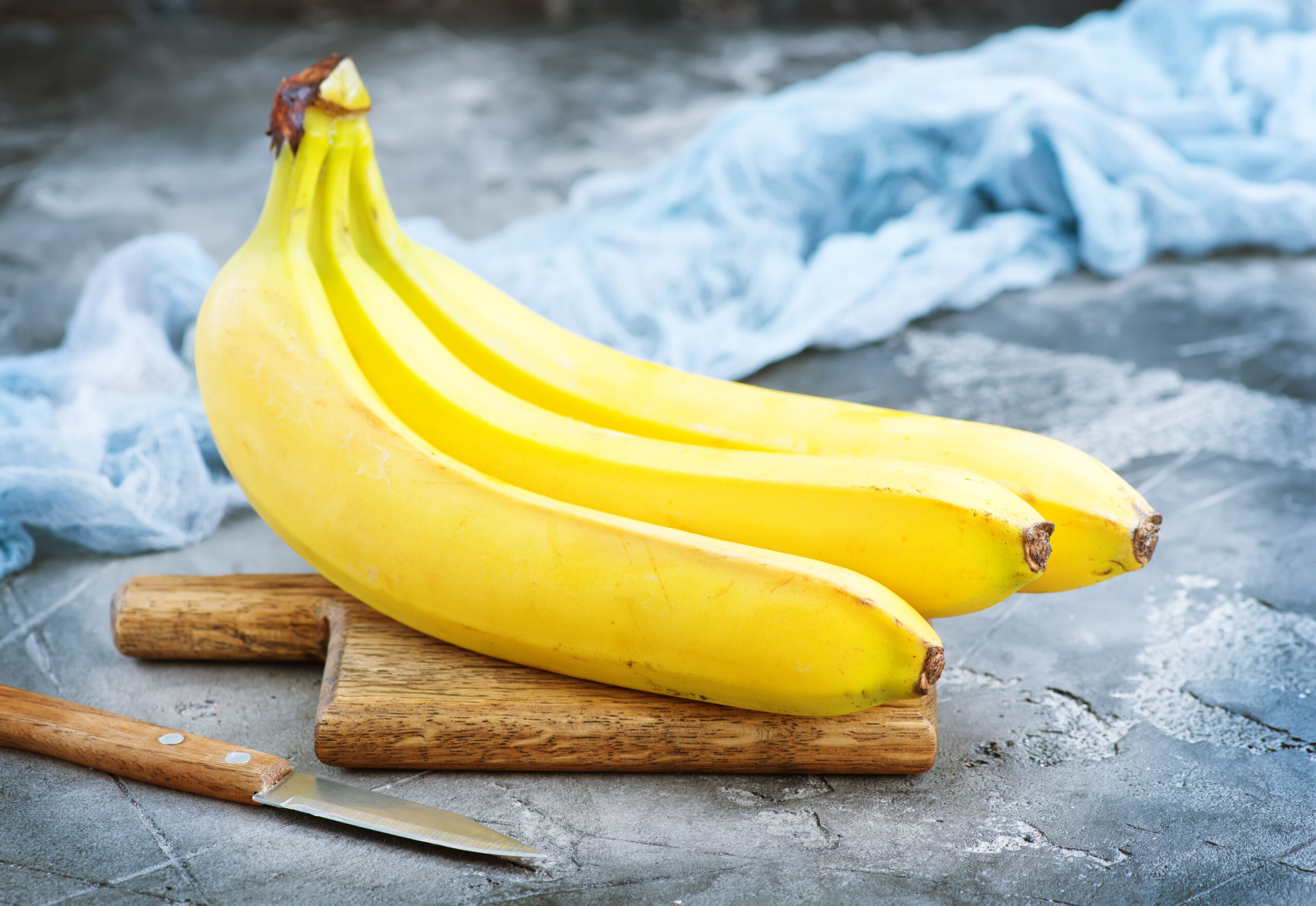 Включи big banana. Банан лежит на столе. Очень маленький банан. Свадьба тема бананы. Бананы лежат на белом фоне.