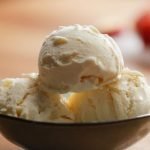 1-2 Taste Vanille BV - Vanilla Powder - Exhausted as creamy scoops in bowl on wooden surface