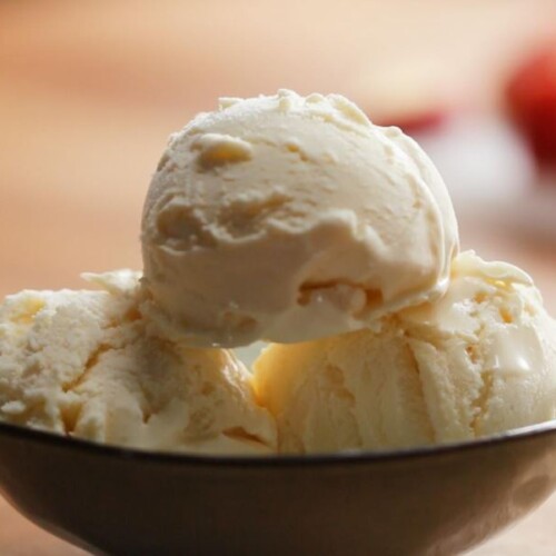 1-2 Taste Vanille BV - Vanilla Powder - Exhausted as creamy scoops in bowl on wooden surface