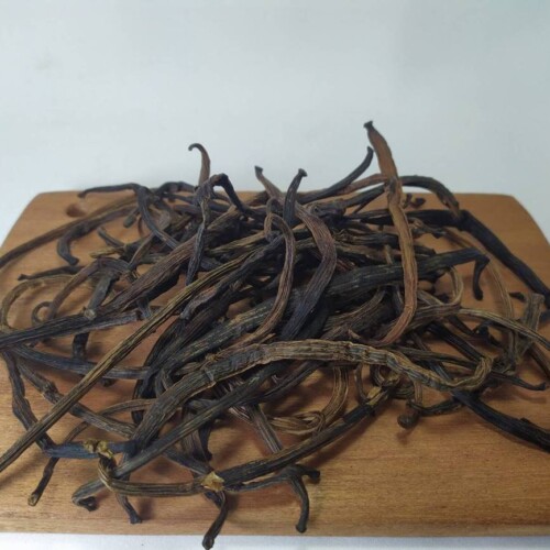 1-2 Taste Vanille BV - Vanilla Cuts Madagascar Organic displayed as dried split vanilla pods on wooden board
