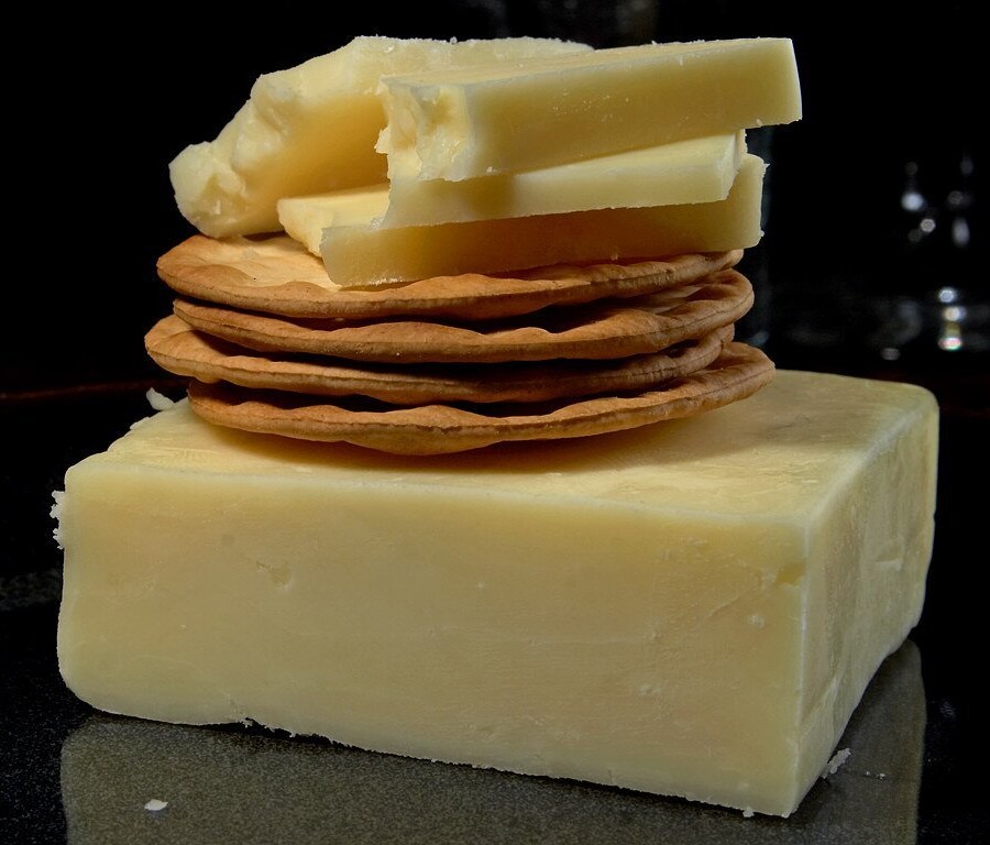 Edlong Natural Cheddar Powder and liquid cheddar – Flavorful, water-soluble ingredient for food manufacturers, suitable for sauces, baked goods, vegan, and kosher foods, and more.