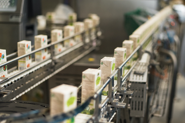 conveyor plant production bottling juices cardboard packaging