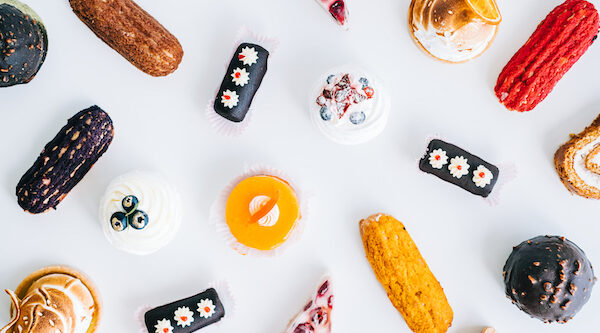 Auswahl an Süßwaren, verschiedenen Kuchen und Desserts auf dem Tisch.