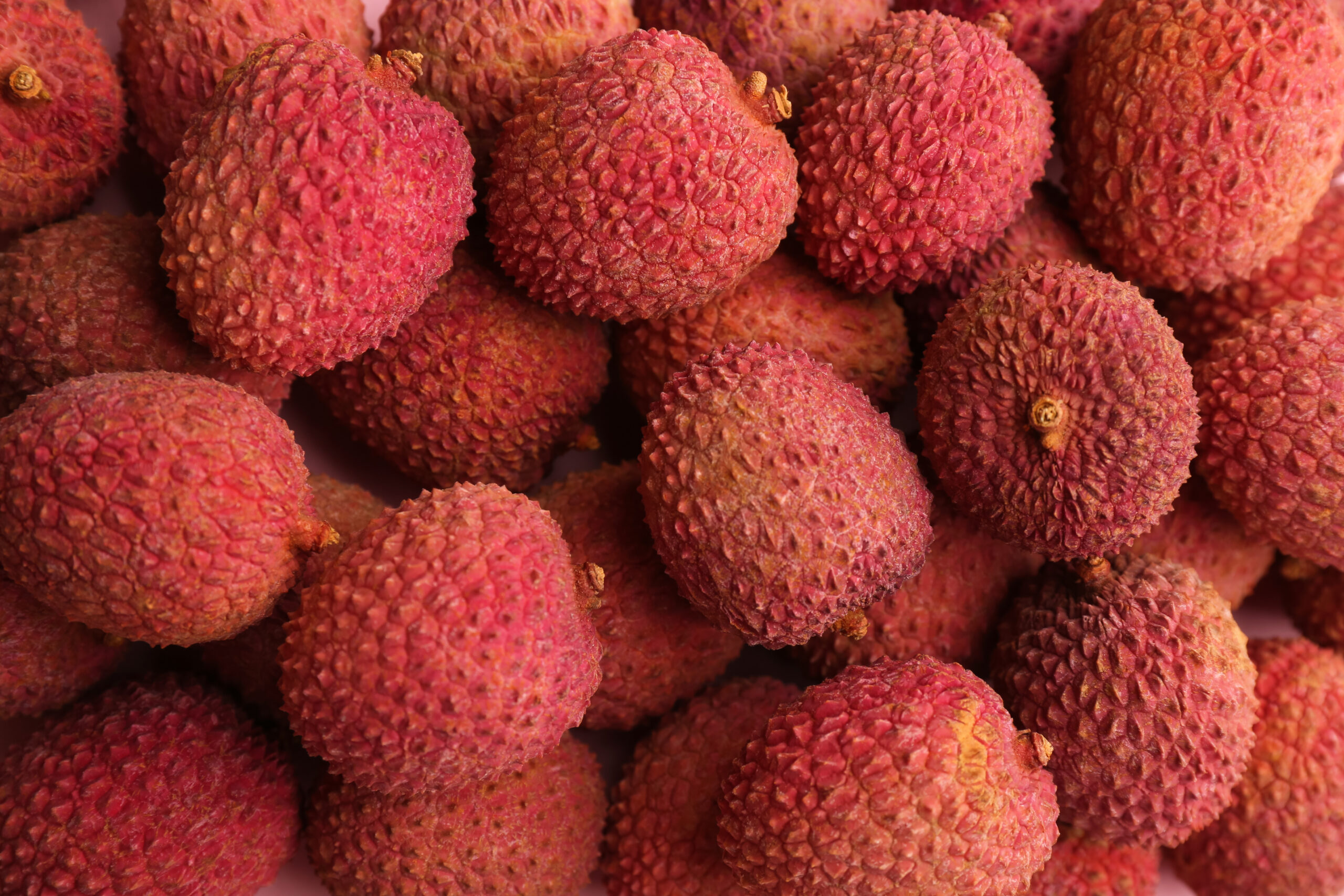 Pile,Of,Fresh,Ripe,Lychees,As,Background,,Top,View