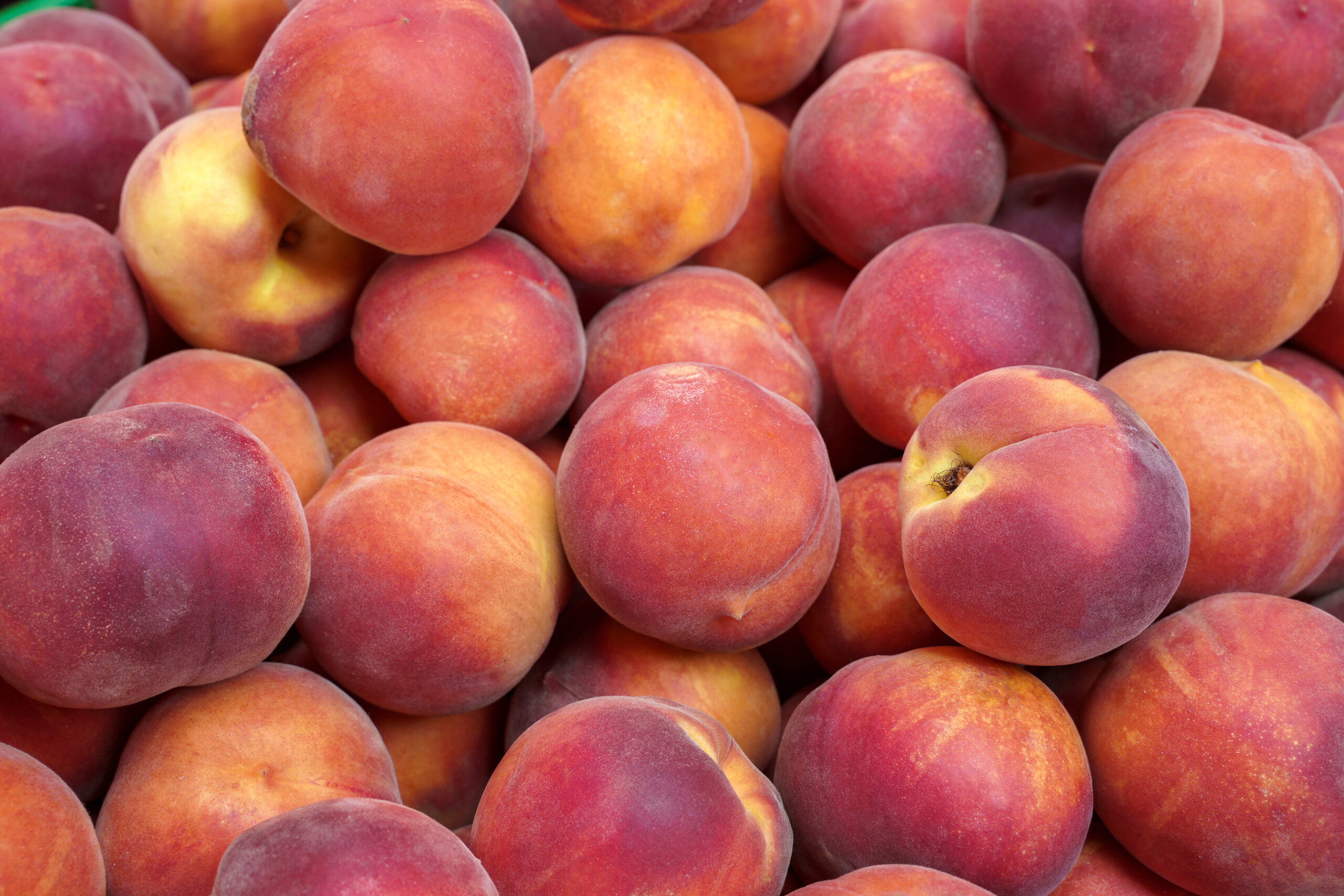 Ripe,Peaches,On,A,Market